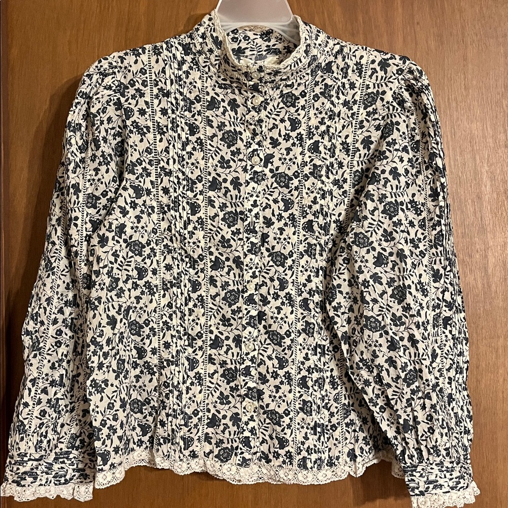 AE77 blouse size small nwt